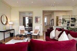 Een televisie en een open haard