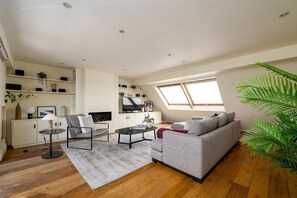 Een televisie en een open haard