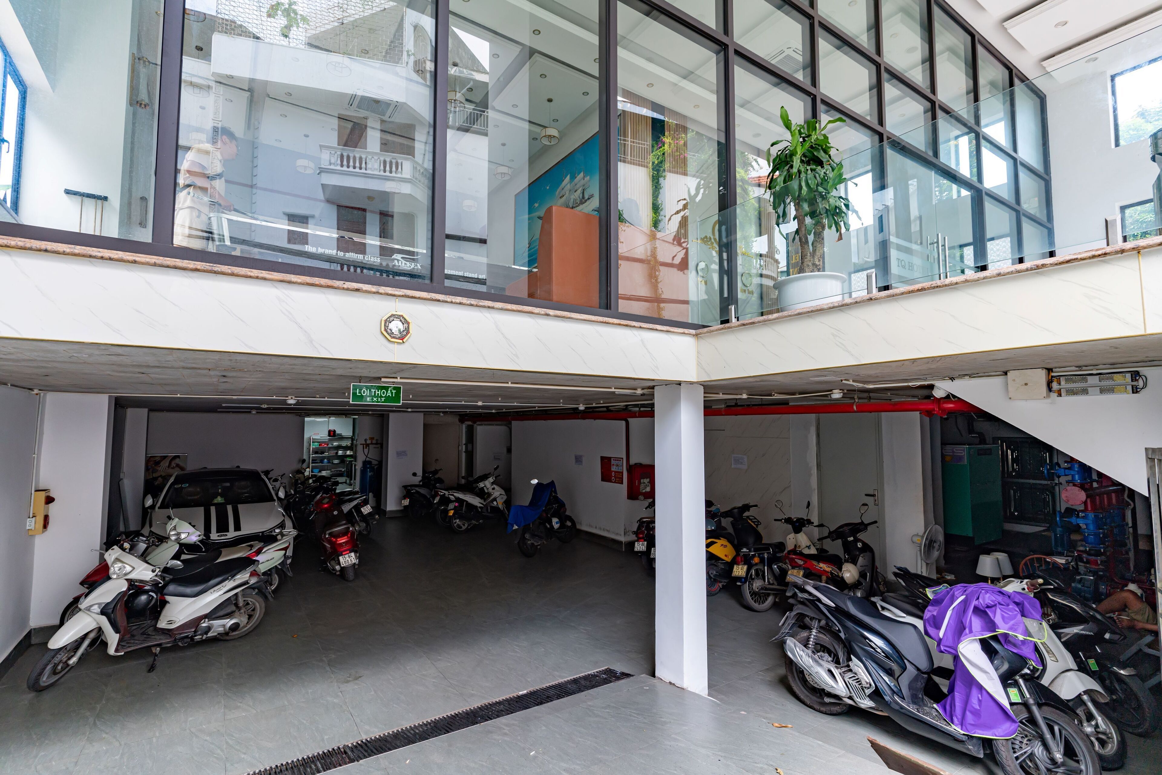 Een parkeergarage met meerdere verdiepingen, met verschillende motorfietsen en scooters.