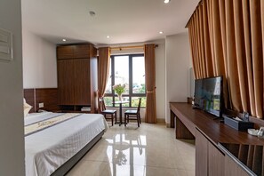 Superior-Doppelzimmer, Stadtblick | Minibar, Schreibtisch, laptopgeeigneter Arbeitsplatz