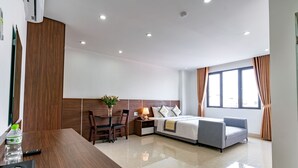 Una habitación de hotel moderna con una cama, un escritorio y una silla.