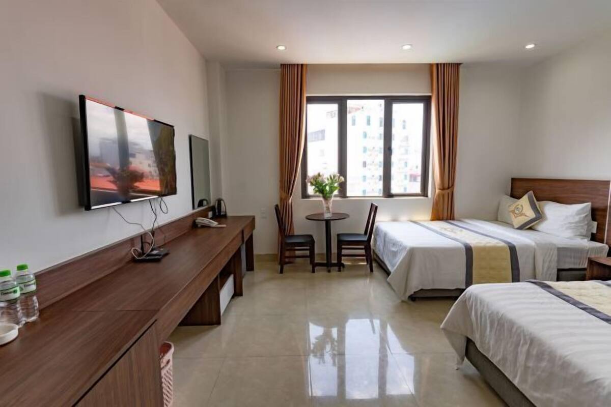 Minibar, escritorio y espacio para trabajar con laptop