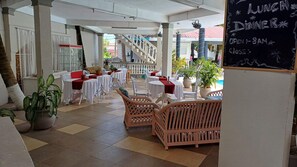 屋外ダイニングエリア