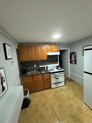 Micro-ondes, four, plaque de cuisson, cafetière/bouilloire