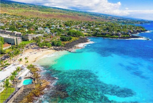 Magic Sands Oceanfront! Sleeps 18, 6-bedroom house in charming Kailua-Kona! 