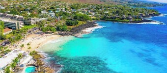Magic Sands Oceanfront! Sleeps 18, 6-bedroom house in charming Kailua-Kona!