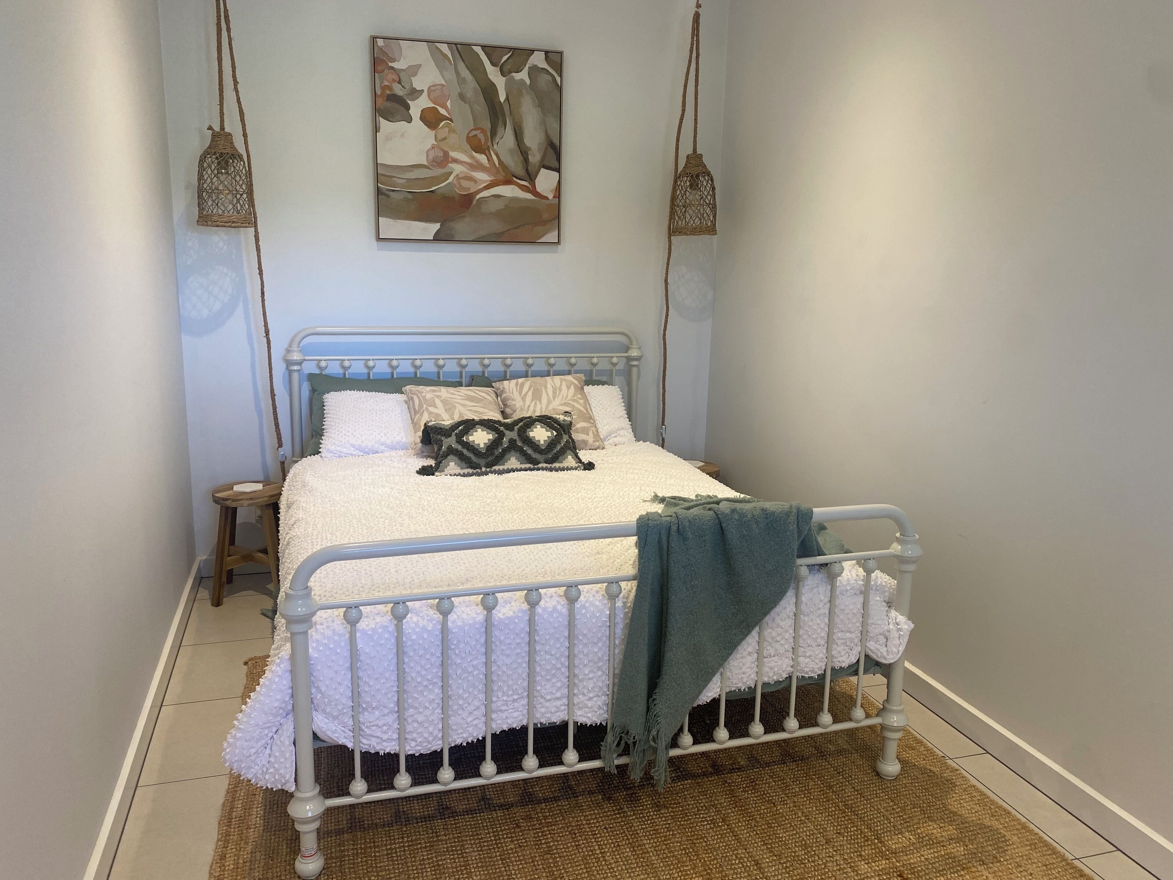 2 bedrooms, iron/ironing board, bed sheets