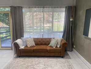 Smart TV, fireplace, books, stereo - A cosy fully renovated 2 bedroom dairy, in the heart of the Adelaide Hills (Hahndorf)