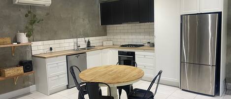 Réfrigérateur, micro-ondes, four, plaque de cuisson