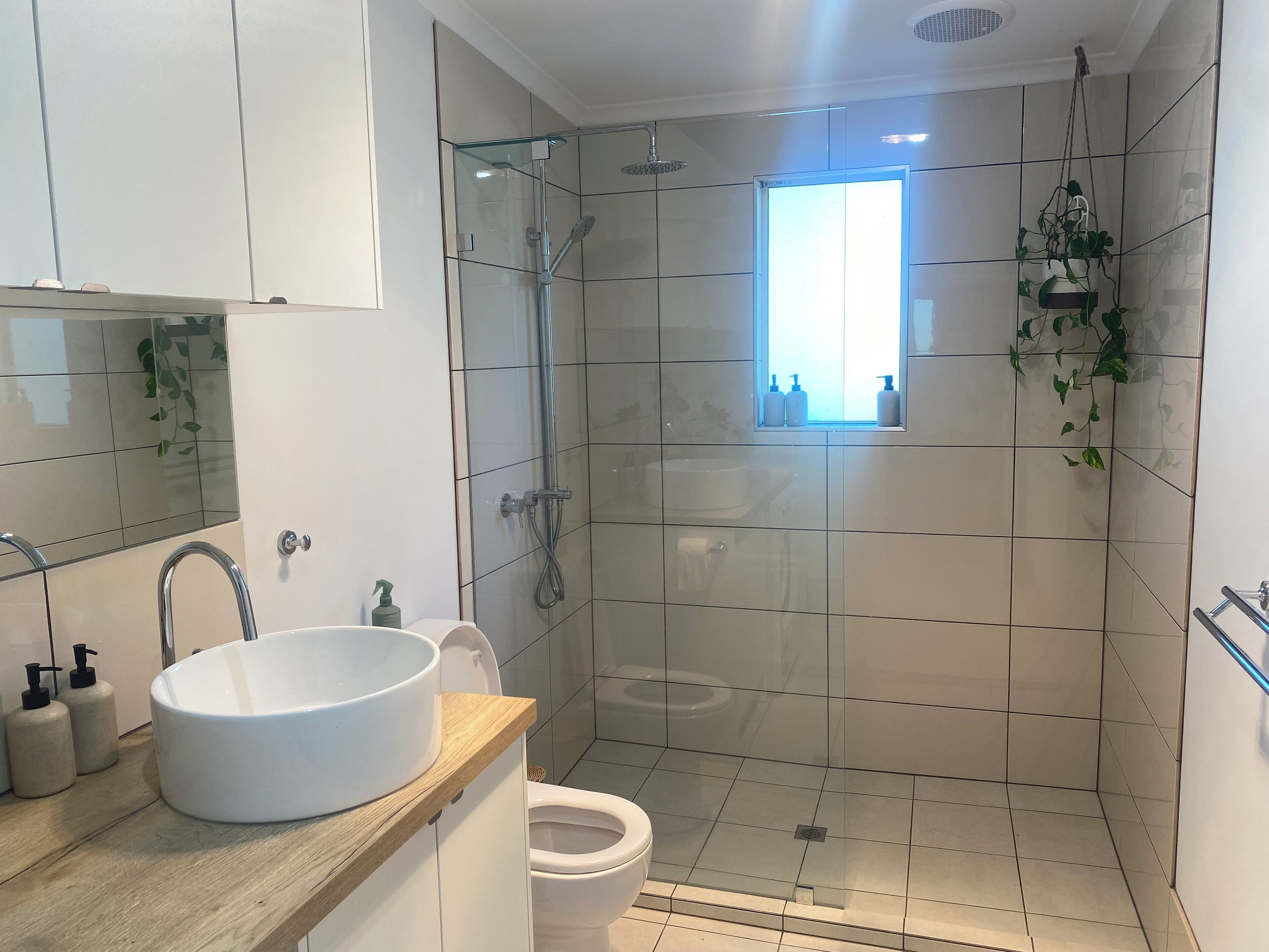 Douche, articles de toilette écologiques, sèche-cheveux