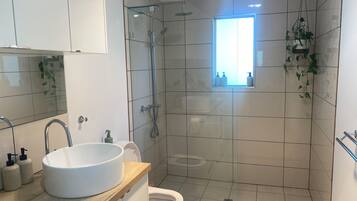 Douche, articles de toilette écologiques, sèche-cheveux