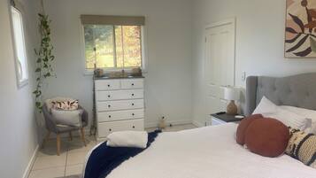 2 chambres, fer et planche à repasser, draps fournis