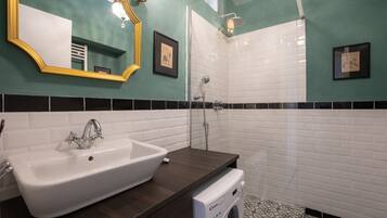 Doccia, asciugacapelli, bidet, asciugamani