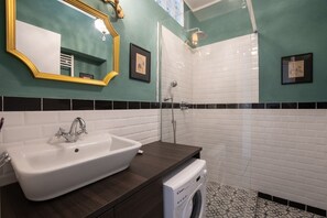 Dusche, Haartrockner, Bidet, Handtücher