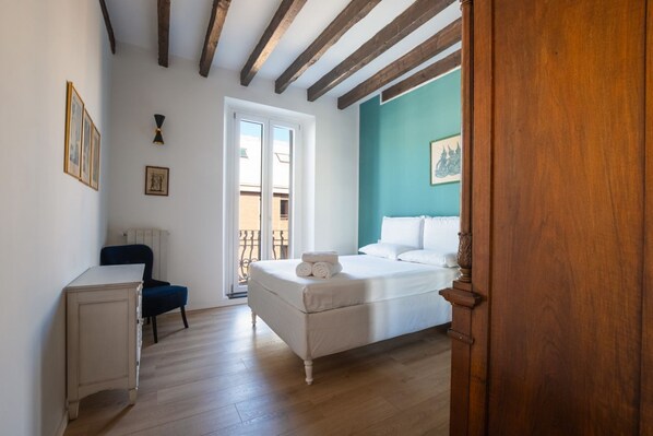1 bedroom, bed sheets