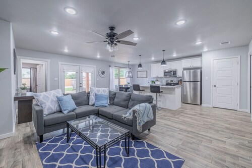 Charming 3-bedroom house near West End Shopping Center!