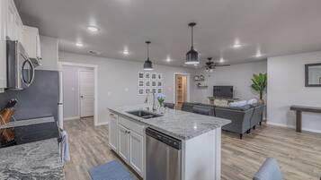 Jääkaappi, mikroaaltouuni, uuni, liesi