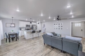 Interior - Charming 3-bedroom house near West End Shopping Center! (Lubbock)