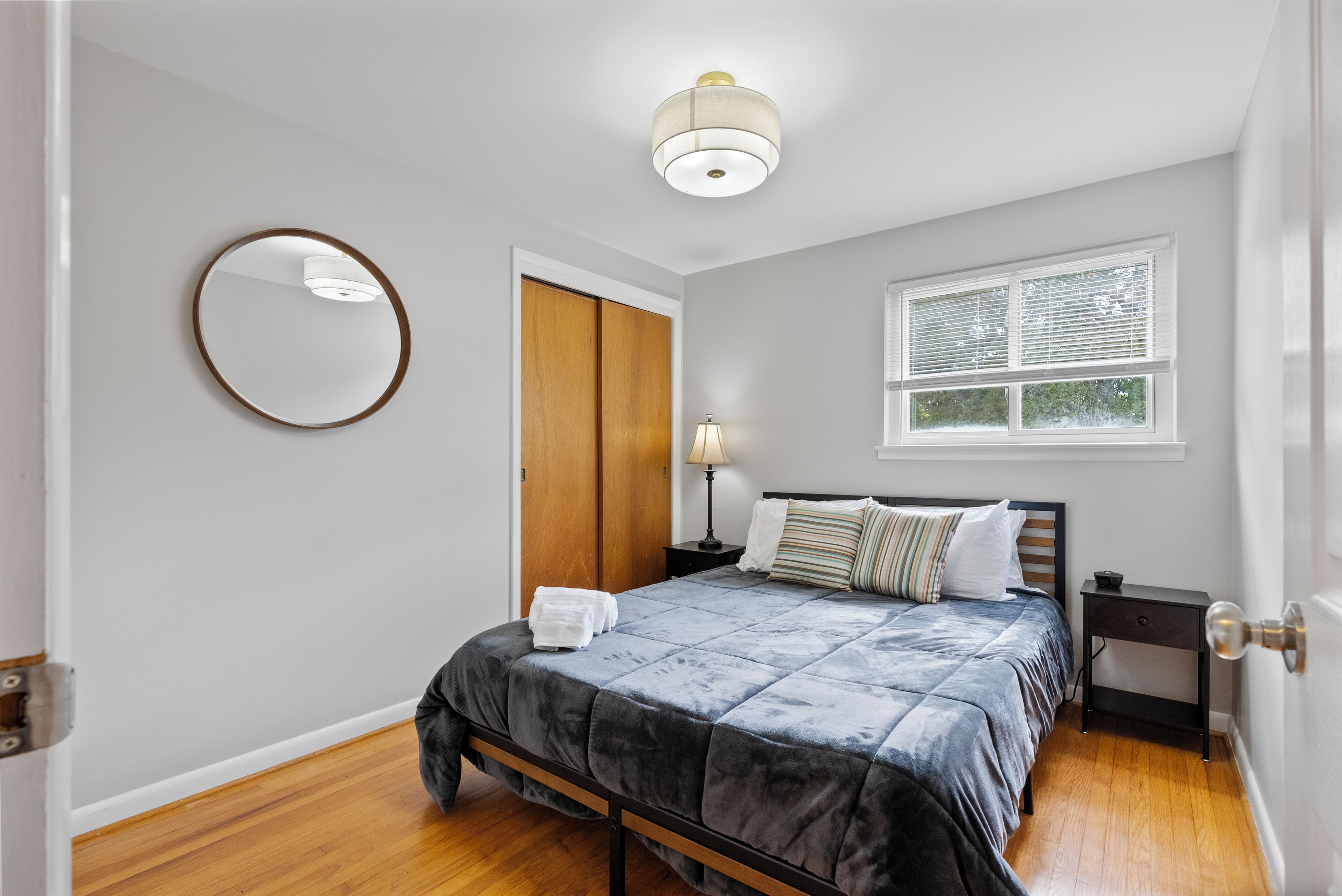 3 bedrooms, desk, WiFi, bed sheets