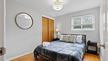 3 bedrooms, desk, WiFi, bed sheets