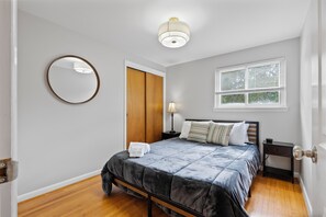 3 bedrooms, desk, WiFi, bed sheets