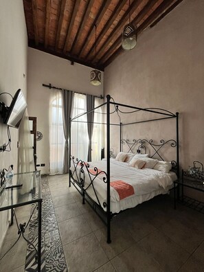 Escritorio y espacio para trabajar con laptop