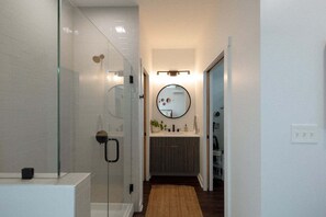 Douche, serviettes fournies, shampoing