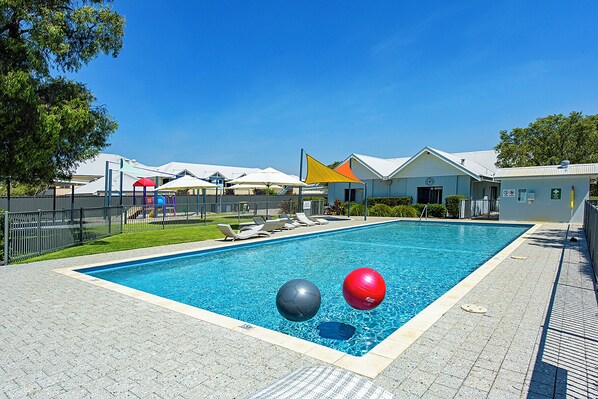 Outdoor pool - Sea Breeze (Broadwater)
