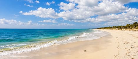 Playa en los alrededores y playa de arena blanca