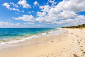 鄰近海灘、白沙
