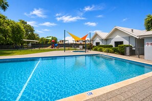 Outdoor pool - Sea Breeze (Broadwater)