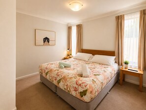 Deluxe House, Multiple Beds, Non Smoking | 3 bedrooms, individually decorated, individually furnished - Sea Breeze (Broadwater)