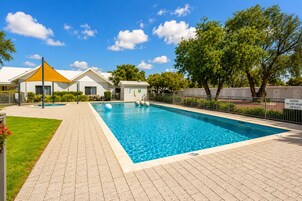 Una piscina al aire libre