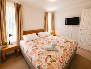 Deluxe House, Multiple Beds, Non Smoking | 3 bedrooms, individually decorated, individually furnished - Sea Breeze (Broadwater)