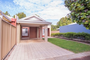 Front of property - Sea Breeze (Broadwater)