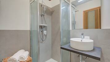 Doccia, bidet, asciugamani