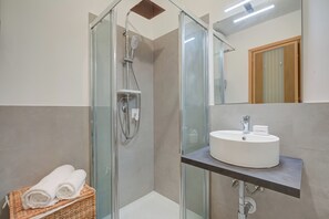 Dusche, Bidet, Handtücher