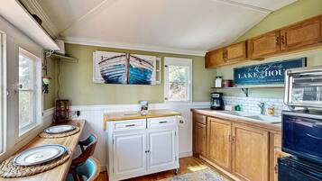 Réfrigérateur, micro-ondes, cafetiÚre/bouilloire, grille-pain