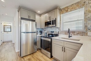 Køleskab, mikrobølgeovn, ovn, kogeplade