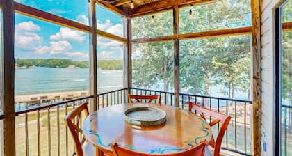 Lakefront condo w/breathtaking views & wheelchair accessibility