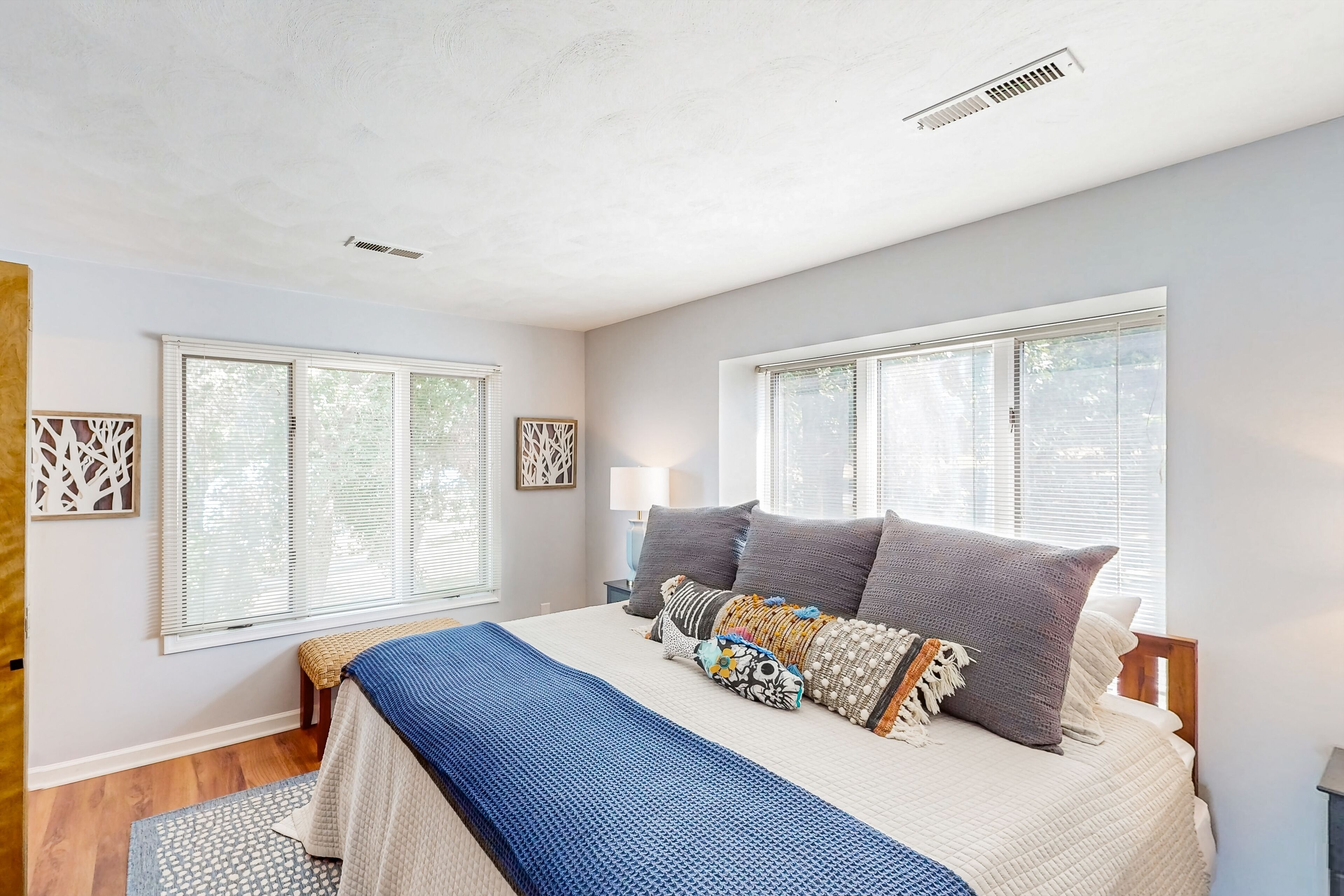 2 bedrooms, iron/ironing board, Internet, bed sheets