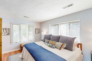 2 bedrooms, iron/ironing board, Internet, bed sheets