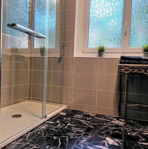Dusche, Haartrockner, Handtücher, Toilettenpapier