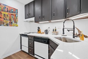 Kühlschrank, Mikrowelle, Ofen, Herdplatte