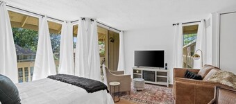 Bay Getaway, Cozy Studio Condominium in Daphne, AL - Sleeps 2 - Near Interstate 