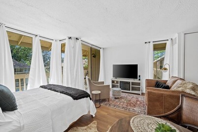 Bay Getaway, Cozy Studio Condominium in Daphne, AL - Sleeps 2 - Near Interstate 