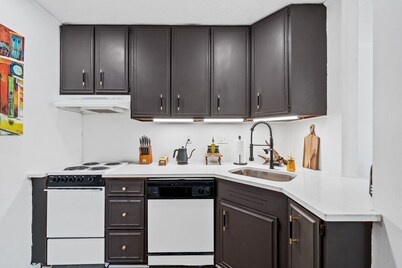 Bay Getaway, Cozy Studio Condominium in Daphne, AL - Sleeps 2 - Near Interstate 