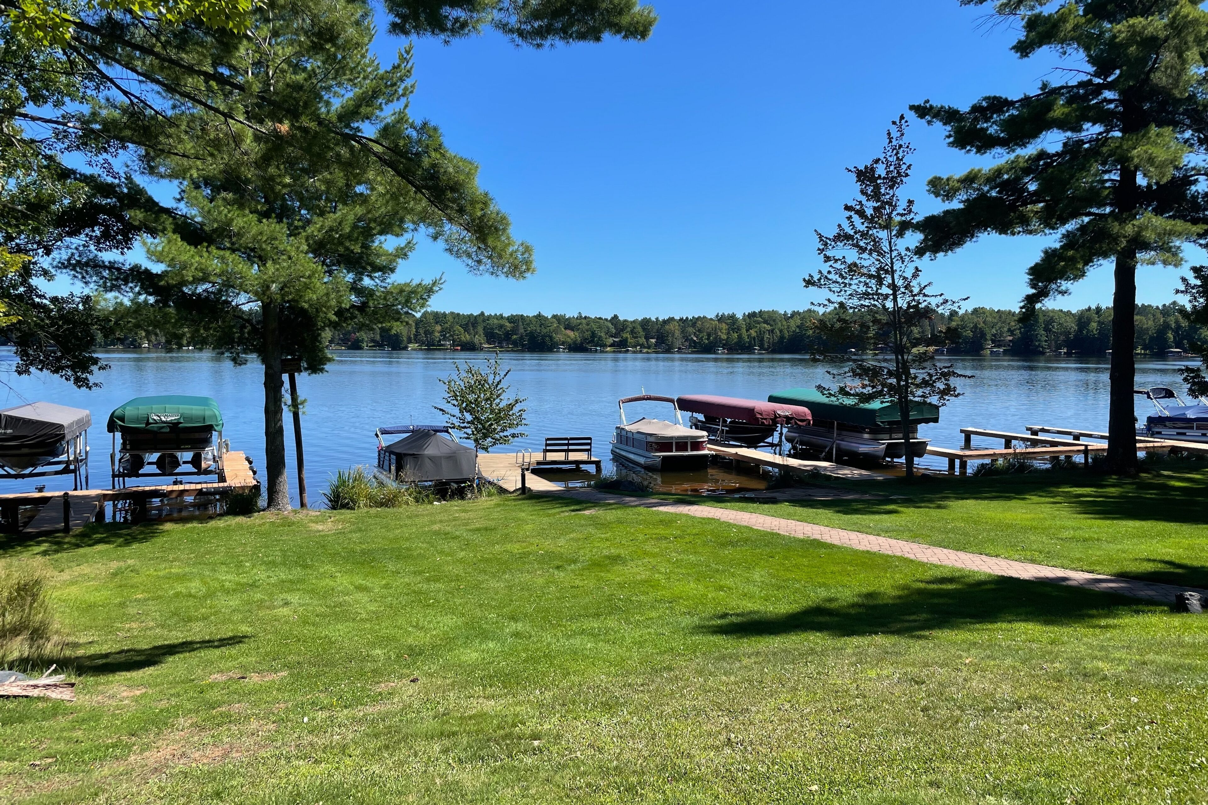 Modern Lakefront Condo with,  Wet bar, Dock access, WIFI & Private W&D