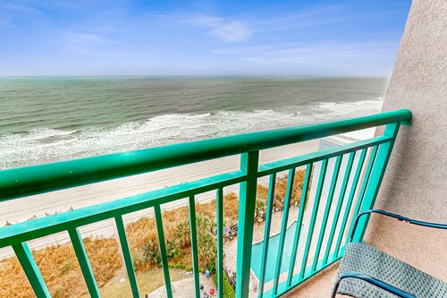 Oceanfront studio with private balcony, A/C, & beach access