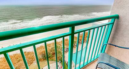 Oceanfront studio with private balcony, A/C, & beach access